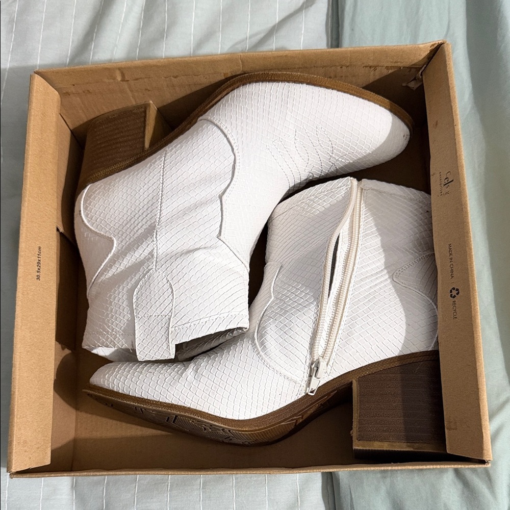 Women's White Textured Ankle Boots